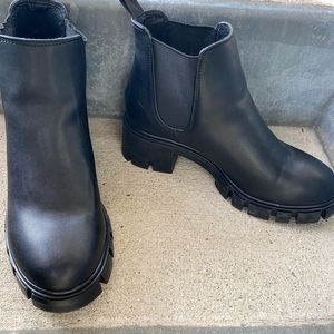 Size 9.5 Steve Madden Howler Chelsea Boots